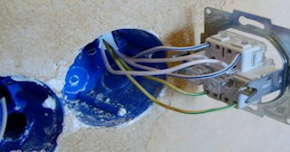 Монтаж проходного выключателя от 580 руб. в Благовещенске